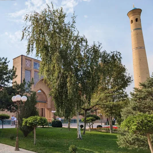 https://d2rzpmb54mcyw0.cloudfront.net/content/guides/uzbekistan/hazratimam3.webp