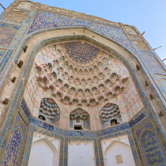 https://d2rzpmb54mcyw0.cloudfront.net/content/guides/uzbekistan/medrese-ulugbeka3.webp