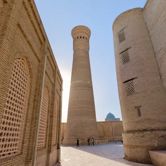 https://d2rzpmb54mcyw0.cloudfront.net/content/guides/uzbekistan/minaret-kalon2.webp