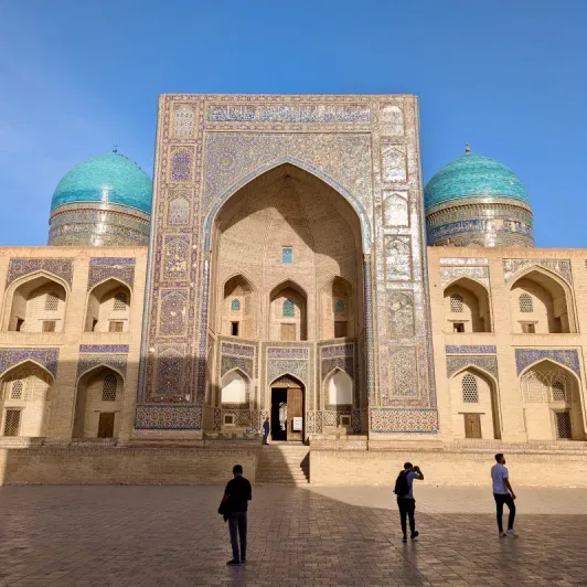 https://d2rzpmb54mcyw0.cloudfront.net/content/guides/uzbekistan/poyi-kalon2.webp
