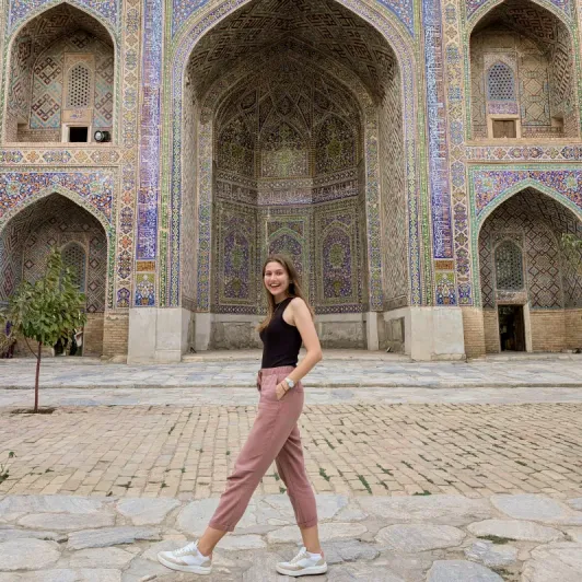 https://d2rzpmb54mcyw0.cloudfront.net/content/guides/uzbekistan/registon4.webp