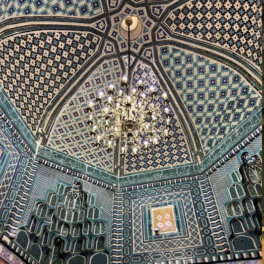 https://d2rzpmb54mcyw0.cloudfront.net/content/guides/uzbekistan/shah-i-zinda2.webp