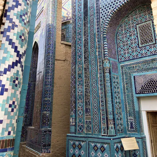 https://d2rzpmb54mcyw0.cloudfront.net/content/guides/uzbekistan/shah-i-zinda3.webp