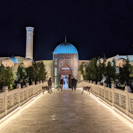 https://d2rzpmb54mcyw0.cloudfront.net/content/guides/uzbekistan/silk-road3.webp